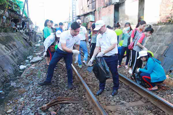 Các vị đại biểu cùng sinh viên tham gia dọn vệ sinh tại khu phố 6 phường 4, quận Gò Vấp, Thành phố Hồ Chí Minh