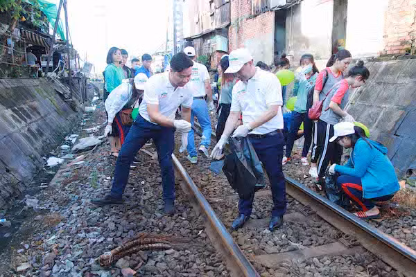 Các vị đại biểu cùng sinh viên tham gia dọn vệ sinh tại khu phố 6 phường 4, quận Gò Vấp, Thành phố Hồ Chí Minh