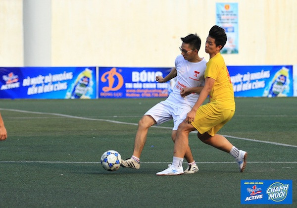 Những cổ động viên nhiệt thành dõi theo theo từng trận đấu Những cổ động viên nhiệt thành dõi theo theo từng trận đấu