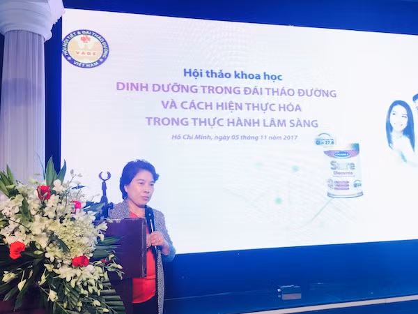 Phó Giáo sư, Tiến sĩ, Bác sĩ Nguyễn Thị Bích Đào khai mạc hội nghị khoa học Dinh dưỡng trong đái tháo đường và cách hiện thực hóa trong thực hành lâm sàng. Phó Giáo sư, Tiến sĩ, Bác sĩ Nguyễn Thị Bích Đào khai mạc hội nghị khoa học Dinh dưỡng trong đái tháo đường và cách hiện thực hóa trong thực hành lâm sàng.