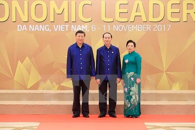 Chủ tịch nước Trần Đại Quang và Phu nhân tiếp đón Chủ tịch Trung Quốc Tập Cận Bình. (Ảnh: TTXVN)