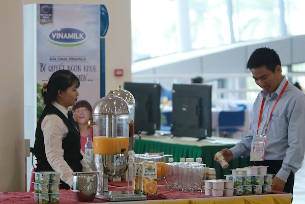 Nước cam Vfresh 100% của Vinamilk được đông đảo phóng viên báo chí trong và ngoài nước tác nghiệp tại Apec 2017 tin tưởng sử dụng (Ảnh: Xuân Phú) Nước cam Vfresh 100% của Vinamilk được đông đảo phóng viên báo chí trong và ngoài nước tác nghiệp tại Apec 2017 tin tưởng sử dụng (Ảnh: Xuân Phú)
