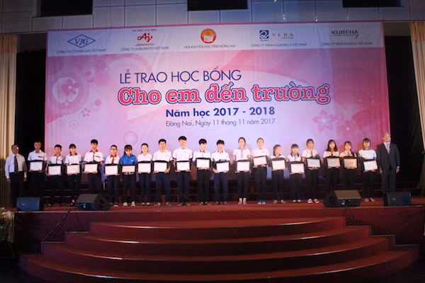 Những phần học bổng được trao tặng với hy vọng giúp các em tự tin và nỗ lực hơn trên con đường tìm kiếm tri thức.