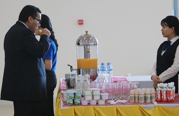 Nước cam Vfresh 100% của Vinamilk được đông đảo phóng viên báo chí trong và ngoài nước tác nghiệp tại Apec 2017 tin tưởng sử dụng (Ảnh: Xuân Phú) Nước cam Vfresh 100% của Vinamilk được đông đảo phóng viên báo chí trong và ngoài nước tác nghiệp tại Apec 2017 tin tưởng sử dụng (Ảnh: Xuân Phú)