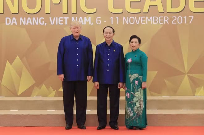 Chủ tịch nước Trần Đại Quang cùng phu nhân tiếp đón Tổng thống Mỹ Donald Trump. (Ảnh: TTXVN)