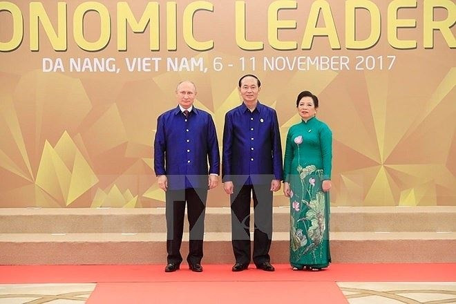 Chủ tịch nước Trần Đại Quang và Phu nhân tiếp đón Tổng thống Nga Vladimir Putin. (Ảnh: TTXVN)