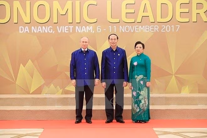 Chủ tịch nước Trần Đại Quang và Phu nhân tiếp đón Tổng thống Nga Vladimir Putin. (Ảnh: TTXVN)