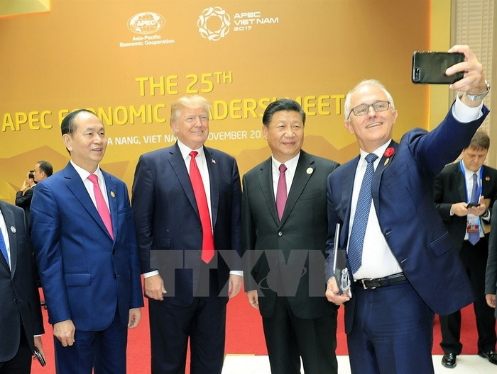 Thủ tướng Australia Malcolm Turnbull dùng điện thoại tự chụp ảnh kỷ niệm chung với Chủ tịch nước Trần Đại Quang, Tổng thống Hoa Kỳ Donald Trump và Chủ tịch Trung Quốc Tập Cận Bình tại phiên khai mạc hội nghị. (Ảnh: TTXVN) Thủ tướng Australia Malcolm Turnbull dùng điện thoại tự chụp ảnh kỷ niệm chung với Chủ tịch nước Trần Đại Quang, Tổng thống Hoa Kỳ Donald Trump và Chủ tịch Trung Quốc Tập Cận Bình tại phiên khai mạc hội nghị. (Ảnh: TTXVN)