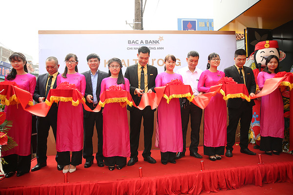 Lễ cắt băng khánh thành Phòng Giao dịch Liên Hà tại xã Liên Hà, huyện Đông Anh, thành phố Hà Nội.