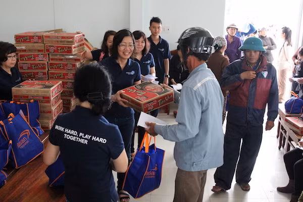 Masan Consumer đã trao tặng 200 hộ ngư dân mỗi hộ 1 triệu đồng và các sản phẩm tiêu dùng thiết yếu đến bà con.