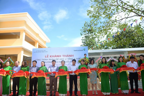 Các đại biểu tham gia cắt băng khánh thành công trình trường Tiểu học Suối Đá A Các đại biểu tham gia cắt băng khánh thành công trình trường Tiểu học Suối Đá A