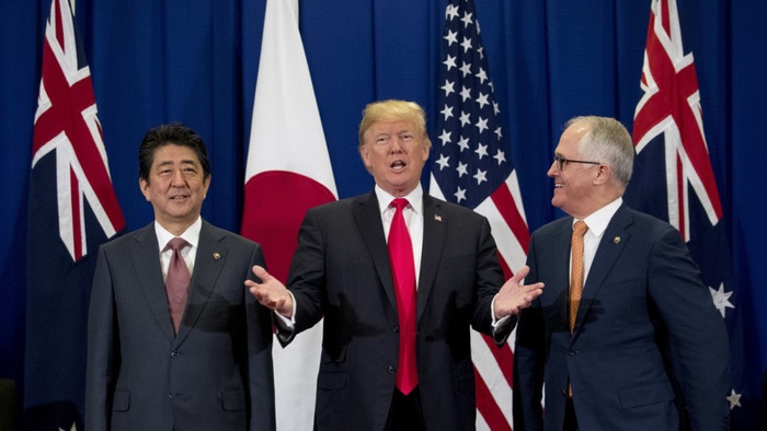 Thủ tướng Nhật Bản Shinzo Abe, Tổng thống Mỹ Donald Trump và Thủ tướng Úc Malcolm Turnbull (Ảnh: CNN) Thủ tướng Nhật Bản Shinzo Abe, Tổng thống Mỹ Donald Trump và Thủ tướng Úc Malcolm Turnbull (Ảnh: CNN)