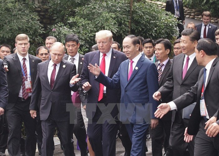 Chủ tịch nước Trần Đại Quang và các Trưởng đoàn trò chuyện sau hội nghị. (Ảnh: TTXVN) Chủ tịch nước Trần Đại Quang và các Trưởng đoàn trò chuyện sau hội nghị. (Ảnh: TTXVN)