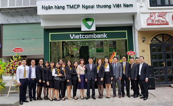Ban Giám đốc Vietcombank Thăng Long cùng lãnh đạo, cán bộ nhân viênPhòng giao dịch Nguyễn Văn Huyên trong ngày khai trương. Ban Giám đốc Vietcombank Thăng Long cùng lãnh đạo, cán bộ nhân viênPhòng giao dịch Nguyễn Văn Huyên trong ngày khai trương.