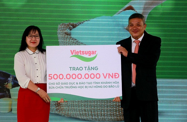 Ông Đỗ Thành Liêm - Tổng Giám đốc Công ty Cổ phần Đường Việt Nam đại diện trao bảng tượng trưng phần quà 500 triệu đồng cho Bà Hoàng Thị Lý – Phó giám đốc Sở Giáo Dục và Đào tạo tỉnh Khánh Hòa nhằm hỗ trợ Sở Giáo dục và Đào tạo tỉnh Khánh Hòa sửa chữa trường học bị hư hỏng do bão lũ. Ông Đỗ Thành Liêm - Tổng Giám đốc Công ty Cổ phần Đường Việt Nam đại diện trao bảng tượng trưng phần quà 500 triệu đồng cho Bà Hoàng Thị Lý – Phó giám đốc Sở Giáo Dục và Đào tạo tỉnh Khánh Hòa nhằm hỗ trợ Sở Giáo dục và Đào tạo tỉnh Khánh Hòa sửa chữa trường học bị hư hỏng do bão lũ.