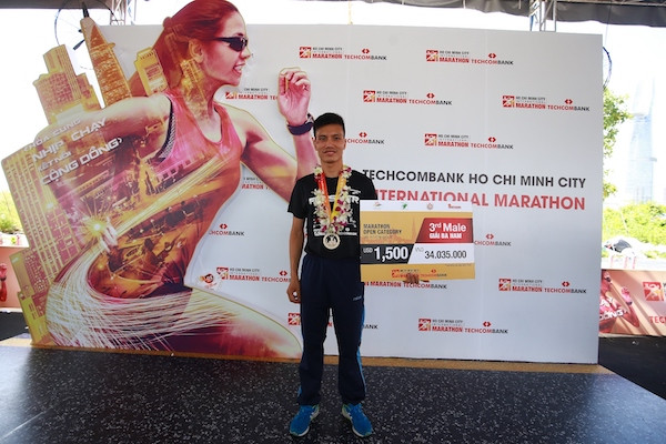 Vận đông viên Đỗ Quốc Luật, top 3, cự ly marathon chuyên nghiệp