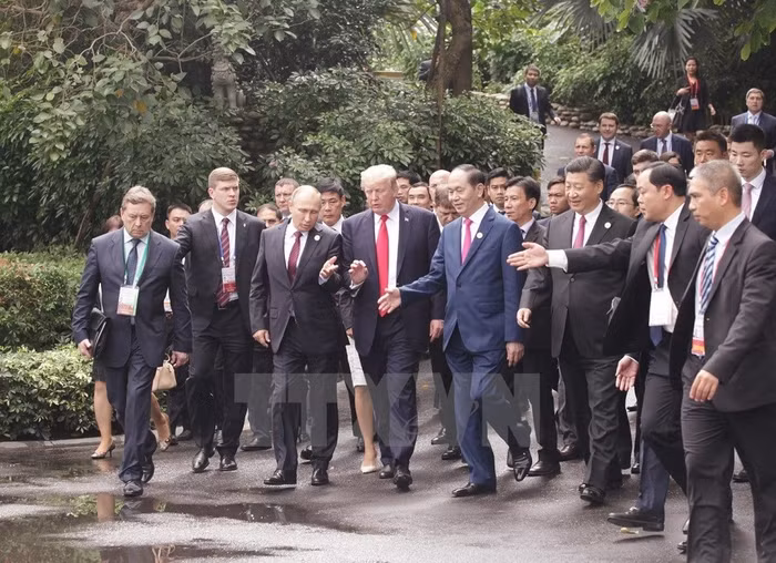 Chủ tịch nước Trần Đại Quang và các Trưởng đoàn trò chuyện sau hội nghị. (Ảnh: TTXVN)