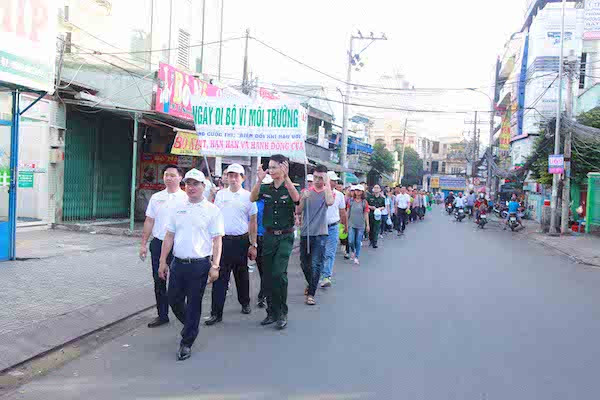 Đoàn diễu hành đang diễu hành trên phố