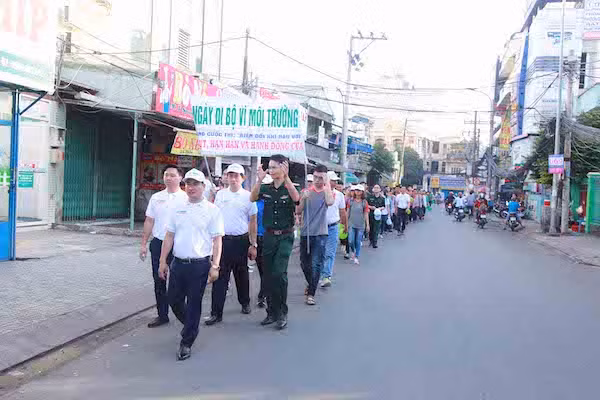 Đoàn diễu hành đang diễu hành trên phố