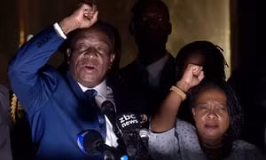 Tổng thống Zimbabwe Mnangagwa và phu nhân tuyên thệ nhậm chức (Ảnh: Guardian)