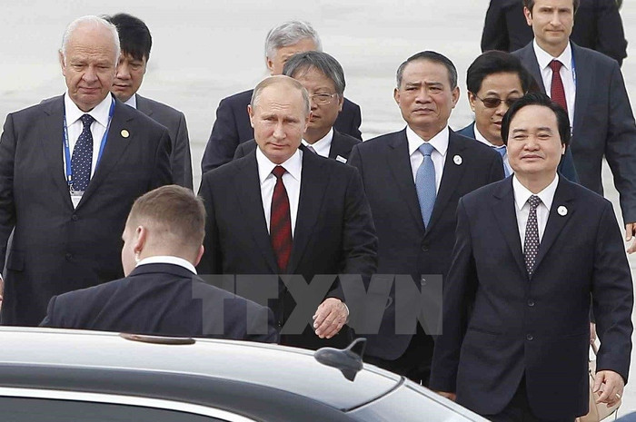 Bộ trưởng Bộ Giáo dục và Đào tạo Phùng Xuân Nhạ đón đoàn tại Sân bay Quốc tế Đà Nẵng sáng 10/11. (Ảnh: TTXVN)