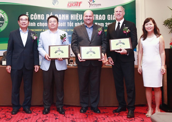 Ông Mark Reeves (Thứ hai từ phải sang) Giám đốc khối Kinh doanh Golf Tập đoàn BRG nhận giải thưởng “Best Tourism Attractiveness Course 2017 – Sân golf Thu hút Khách Du lịch Nhất năm 2017” dành cho BRG Đà Nẵng Golf Resort