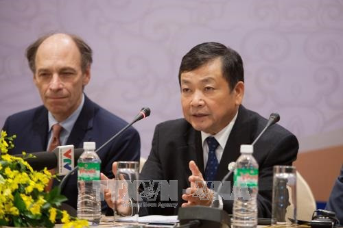 Ông Hoàng Văn Dũng, Chủ tịch ABAC 2017 (phải), chủ trì buổi họp báo. Ảnh: TTXVN Ông Hoàng Văn Dũng, Chủ tịch ABAC 2017 (phải), chủ trì buổi họp báo. Ảnh: TTXVN