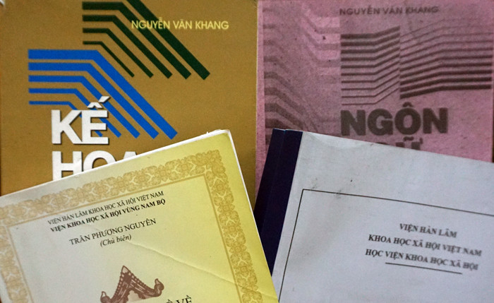 Sách gốc (ở trên) và đề tài luận án tiến sĩ cũng như sách được sao chép (ở bên dưới). (Ảnh: Đan Quỳnh) Sách gốc (ở trên) và đề tài luận án tiến sĩ cũng như sách được sao chép (ở bên dưới). (Ảnh: Đan Quỳnh)
