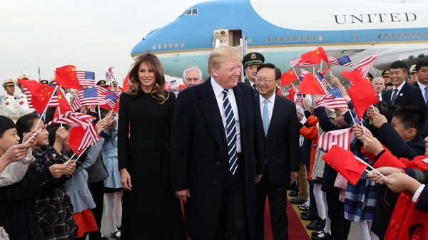 Tổng thống Mỹ Donald Trump và phái đoàn được sự chào đón nhiệt tình của người dân Trung Quốc (Ảnh: Reuters) Tổng thống Mỹ Donald Trump và phái đoàn được sự chào đón nhiệt tình của người dân Trung Quốc (Ảnh: Reuters)