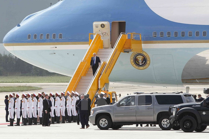 Bộ trưởng Bộ Thông tin và Truyền thông Trương Minh Tuấn đón đoàn tại Sân bay Quốc tế Đà Nẵng, trưa 10/11/2017. (Nguồn: TTXVN) Bộ trưởng Bộ Thông tin và Truyền thông Trương Minh Tuấn đón đoàn tại Sân bay Quốc tế Đà Nẵng, trưa 10/11/2017. (Nguồn: TTXVN)