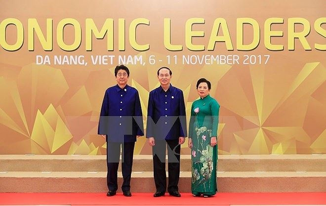 Chủ tịch nước Trần Đại Quang và Phu nhân tiếp đón Thủ tướng Nhật Bản Shizo Abe. (Ảnh: TTXVN)