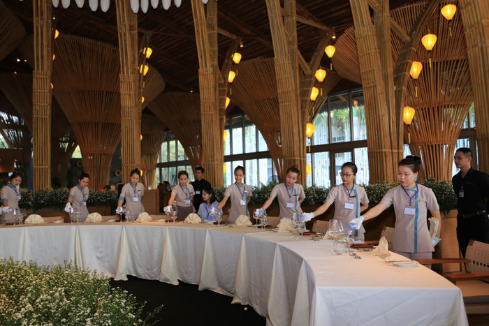 Mọi thứ đều được diễn ra như thật, kể cả rượu và món ăn để tạo sự chuyên nghiệp đồng nhất Mọi thứ đều được diễn ra như thật, kể cả rượu và món ăn để tạo sự chuyên nghiệp đồng nhất