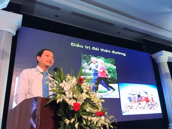 Tiến sĩ, Bác sĩ Phan Hữu Hên chia sẻ cách thiết lập chế độ dinh dưỡng theo thể trạng của từng bệnh nhân, hỗ trợ kiểm soát đường huyết tốt nhất. Tiến sĩ, Bác sĩ Phan Hữu Hên chia sẻ cách thiết lập chế độ dinh dưỡng theo thể trạng của từng bệnh nhân, hỗ trợ kiểm soát đường huyết tốt nhất.