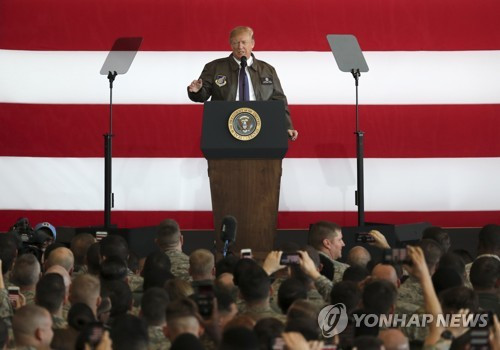 Tổng thống Mỹ Donald Trump tại căn cứ không quân Yokota (Ảnh: Yonhap) Tổng thống Mỹ Donald Trump tại căn cứ không quân Yokota (Ảnh: Yonhap)