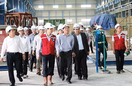 Đoàn công tác của PVN tham quan khu vực tuốc bin Nhà máy Nhiệt điện Thái Bình 2