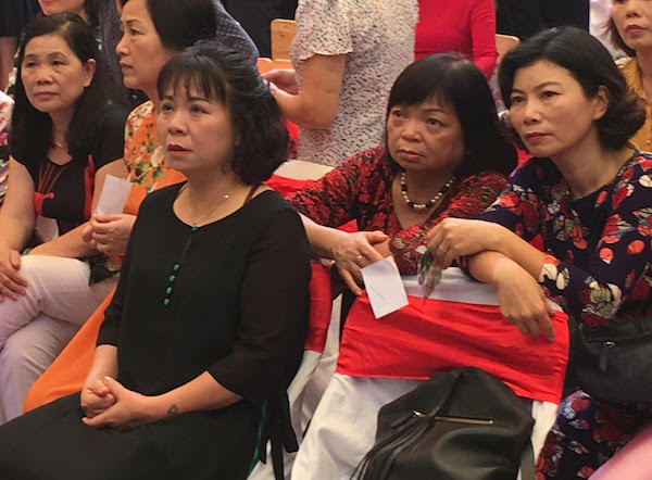 Cô Hiệu phó Văn Quỳnh Giao xúc động trước những hình ảnh của cha mình - nhà giáo Văn Như Cương. Cô Hiệu phó Văn Quỳnh Giao xúc động trước những hình ảnh của cha mình - nhà giáo Văn Như Cương.