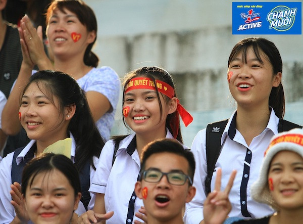 Các huấn luyện viên chỉ đạo chiến thuật sát sao cho các cầu thủ Các huấn luyện viên chỉ đạo chiến thuật sát sao cho các cầu thủ