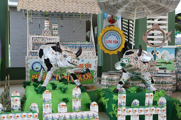 Mô hình trang trại bò sữa được các em học sinh lắp ghép từ vỏ hộp sữa sau khi uống để góp phần bảo vệ môi trường. Mô hình trang trại bò sữa được các em học sinh lắp ghép từ vỏ hộp sữa sau khi uống để góp phần bảo vệ môi trường.