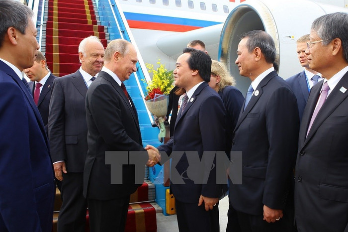 Bộ trưởng Bộ Giáo dục và Đào tạo Phùng Xuân Nhạ đón đoàn tại Sân bay Quốc tế Đà Nẵng sáng 10/11. (Ảnh: TTXVN)