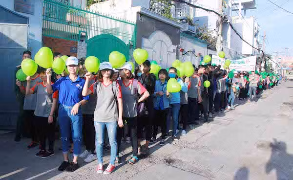 Các sinh viên đang diễu hành trên phố