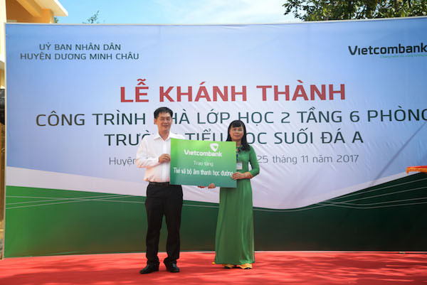 Ông Võ Văn Sự – Giám đốc Vietcombank Tây Ninh trao tặng tượng trưng tivi và bộ phát âm học đường cho thầy và trò Trường Tiểu học Suối Đá A. Ông Võ Văn Sự – Giám đốc Vietcombank Tây Ninh trao tặng tượng trưng tivi và bộ phát âm học đường cho thầy và trò Trường Tiểu học Suối Đá A.