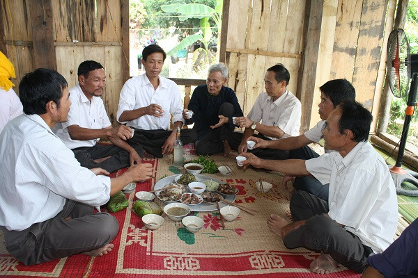 Hát mời rượu là nét tinh tế trong văn hóa ứng xử của dân tộc Thái ở Yên Bái. (Ảnh: Nguyễn Nhật Thanh) Hát mời rượu là nét tinh tế trong văn hóa ứng xử của dân tộc Thái ở Yên Bái. (Ảnh: Nguyễn Nhật Thanh)