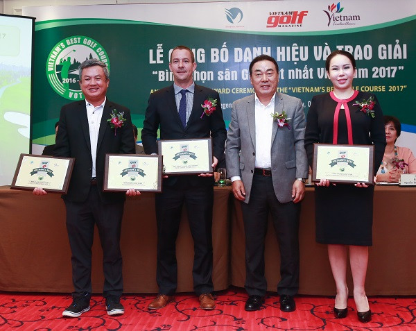 Ông Evans Mahoney (Thứ hai từ trái sang) Giám đốc vận hành các sân golf phía Bắc, Tập đoàn BRG nhận giải thưởng “Best Caddie Course 2017 – Sân golf có Caddie Tốt nhất 2017” dành cho BRG King Island Golf Resort