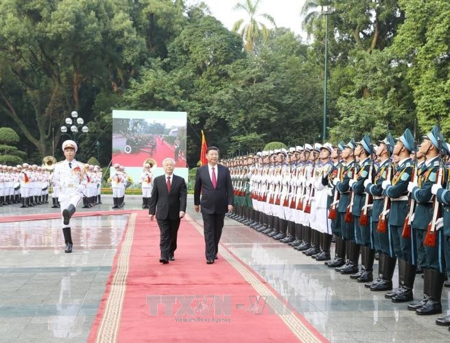 Tổng Bí thư Nguyễn Phú Trọng và Tổng Bí thư Trung Quốc Tập Cận Bình duyệt đội danh dự Quân đội nhân dân Việt Nam. Ảnh: Trí Dũng/TTXVN