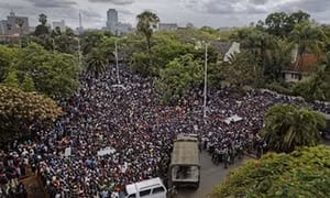 Người dân Zimbabwe xuống đường tuần hành đòi ông Mugabe từ chức (Ảnh: AP)