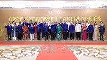 Chủ tịch nước Trần Đại Quang và Phu nhân chụp ảnh chung với Lãnh đạo các nền kinh tế thành viên APEC và Phu nhân. Ảnh: TTXVN Chủ tịch nước Trần Đại Quang và Phu nhân chụp ảnh chung với Lãnh đạo các nền kinh tế thành viên APEC và Phu nhân. Ảnh: TTXVN