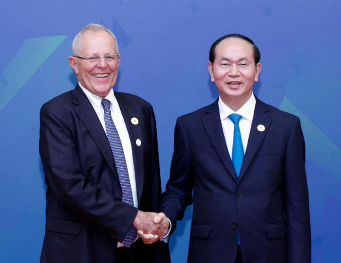 Chủ tịch nước Trần Đại Quang đón Tổng thống Peru Pedro Pablo Kuczynski đến dự Đối thoại. Chủ tịch nước Trần Đại Quang đón Tổng thống Peru Pedro Pablo Kuczynski đến dự Đối thoại.