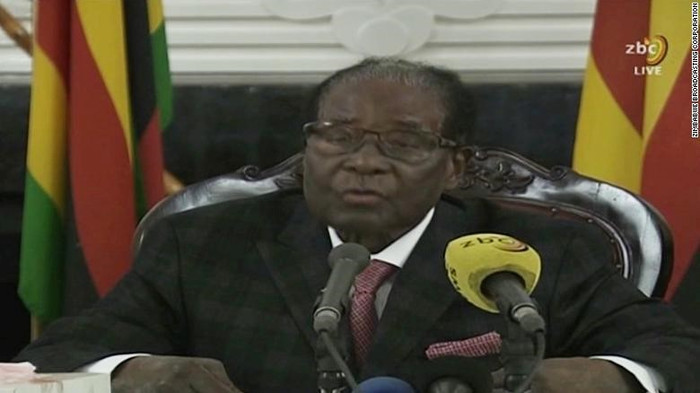 Tổng thống Zimbabwe Robert Mugabe phát biểu trên truyền hình tối 19/11 (Ảnh: CNN) Tổng thống Zimbabwe Robert Mugabe phát biểu trên truyền hình tối 19/11 (Ảnh: CNN)