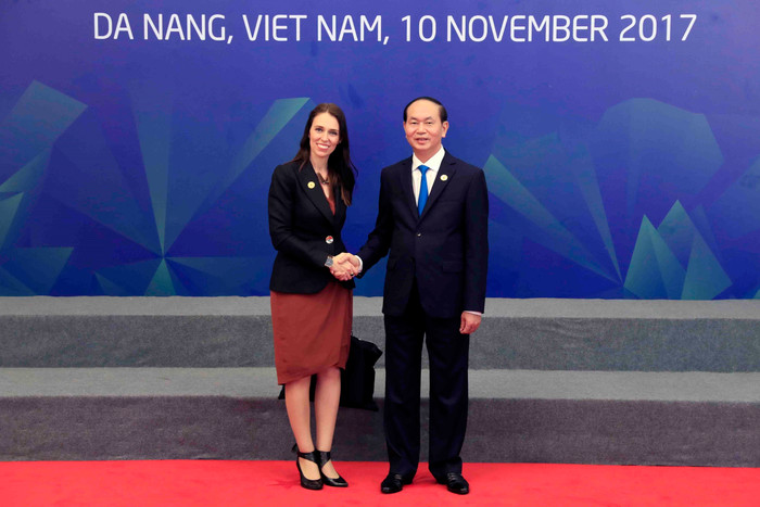 Chủ tịch nước Trần Đại Quang đón Thủ tướng New Zealand Jacinda Ardern. Chủ tịch nước Trần Đại Quang đón Thủ tướng New Zealand Jacinda Ardern.
