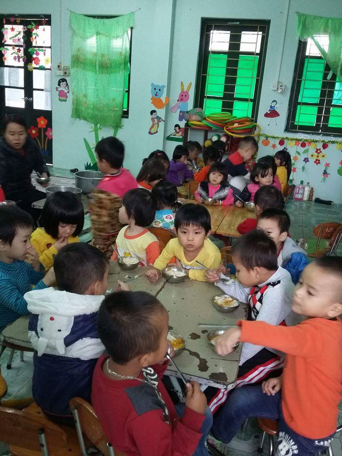 Mặc dầu 3 tháng chưa có lương, các cô nuôi trẻ vẫn tổ chức bán trú cho các cháu Trường Mầm non Thụ Lộc. (Ảnh: Lê Văn Vỵ)